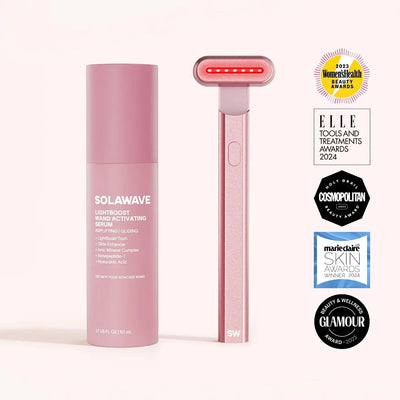 De Solawave Rose Gold 4-in-1 toverstaf voor roodlichttherapie & activerend serum verbetert Radiant Renewal met verjongende roodlichttherapie. De prijsbadges van Womens Health, Elle, Cosmopolitan, Marie Claire en Glamour staan op de rechterkant.